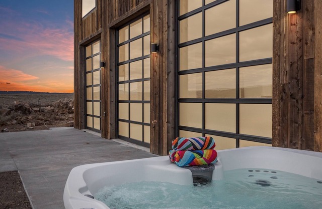 KABINO: Trailer Parking, Huge Garage Doors w/ hot tub Wifi