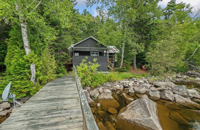 Kadel - Dieses Blockhaus in Maine am Mooselookmeguntic Lake versprüht rustikalen Charme