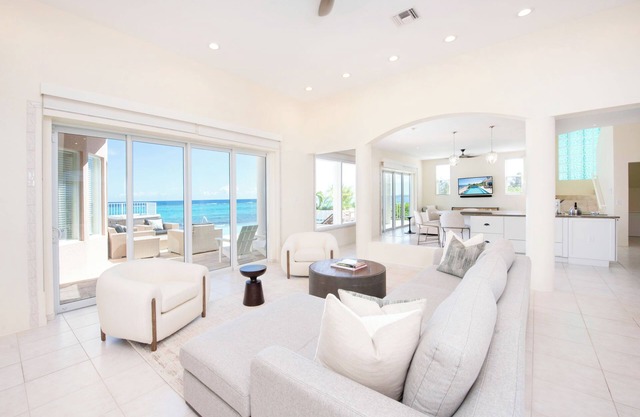 Kai Vista: Sandy Oceanfront Villa mit Infinity-Pool, Whirlpool und Sonnenstrand am Strand