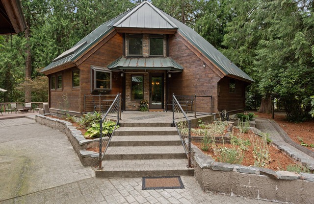 Kalama River Lodge. River-front Retreat w/Game Room! Dogs OK