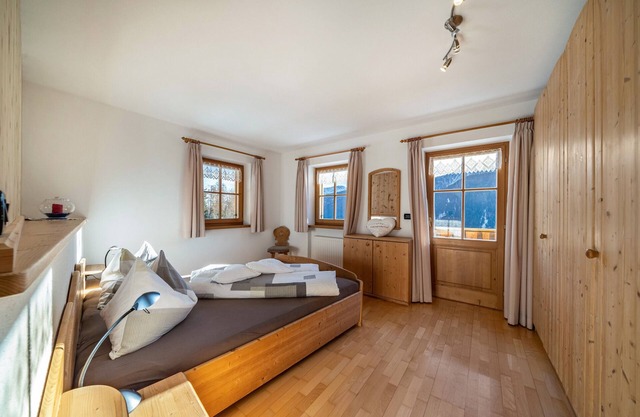 Kalchgruberhof Ferienwohnung Alpenrose mit Seeblick, privatem Balkon, Terrasse und WLAN