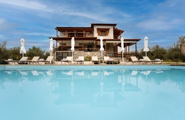 Kalisun Pool House by Georgalas