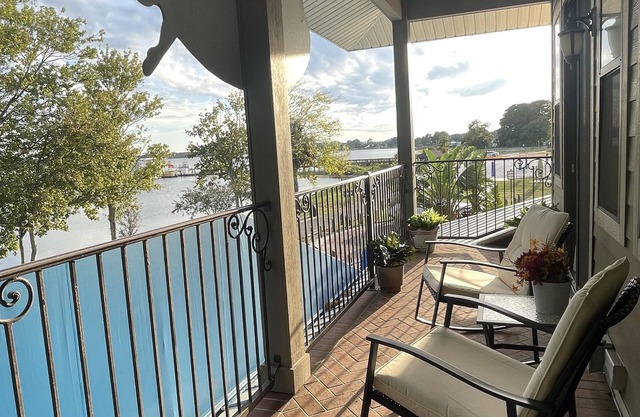 Kalua Lake Loft - NEW! 1 Bedroom / 1.5 Bath Overlooking Lake Dora