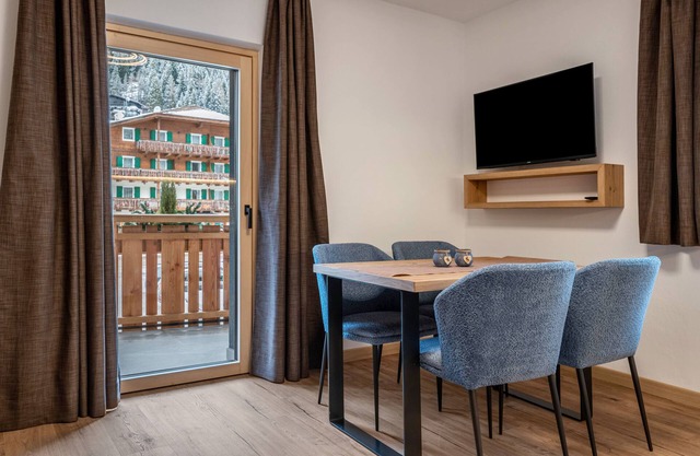 "Kamerloy Apartments - A" mit Bergblick, Wi-Fi, Balkon & Garten