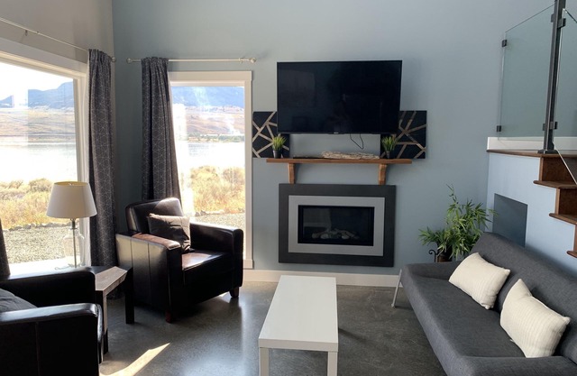 Kamloops Lakefront Getaway Vacation Home