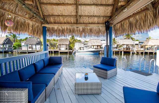 Kampground Waterfront Paradise /w Private Dock, BBQ and Kayaks