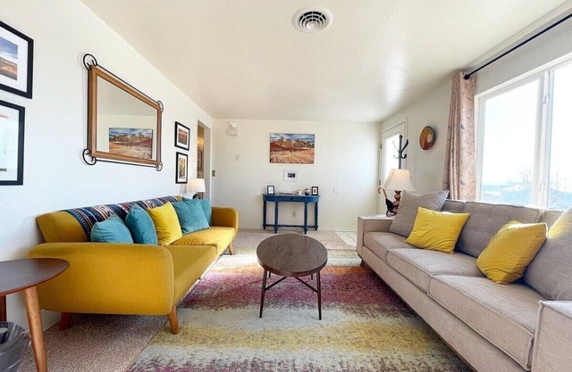 Kanab Utah home with HUGE fenced in backyard-Pets Welcome! Near National Parks!