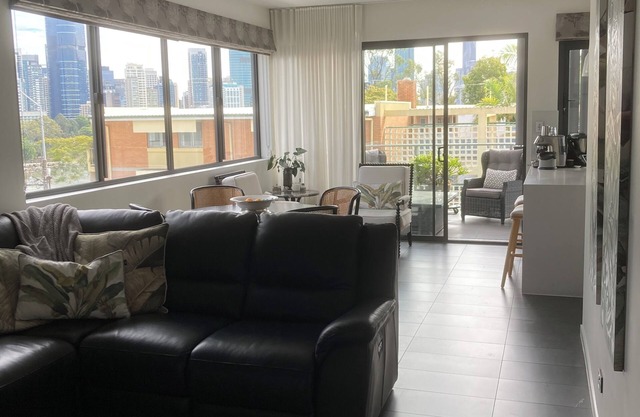 Kangaroo Cliffs- 2 Bed-2 Bath-1 Secure Car Park-close to everything!