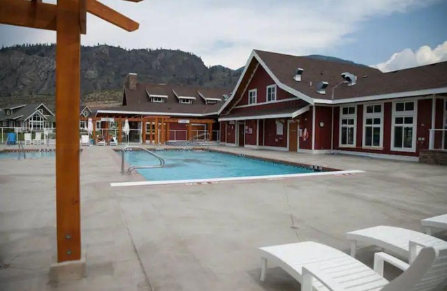 Kannen Cove 5 Bedroom Lake Cottage