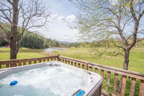 Kapena Escape on the Lake- Views, Hot Tub, Nearby River Access