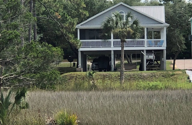 Kapn's Jewel -Waterfront rental with boat slip located on the Steinhatchee River