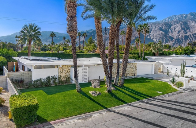 Kaptur the Sun! MidMod Gem! 3 King Beds! Large Pool! FirePit! Mtn. Views!