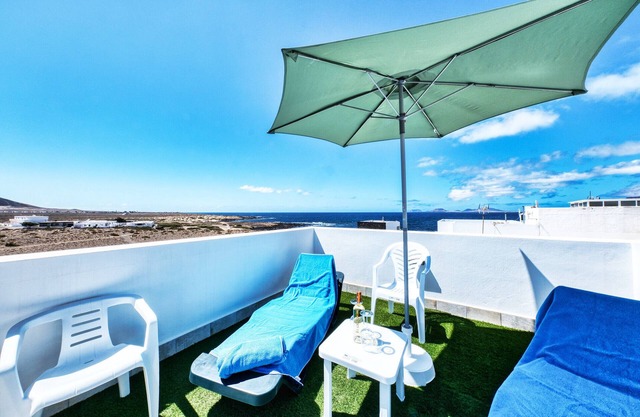 Karma Famara 1 - a 25m del mar, wifi rapido y azotea con vista al mar