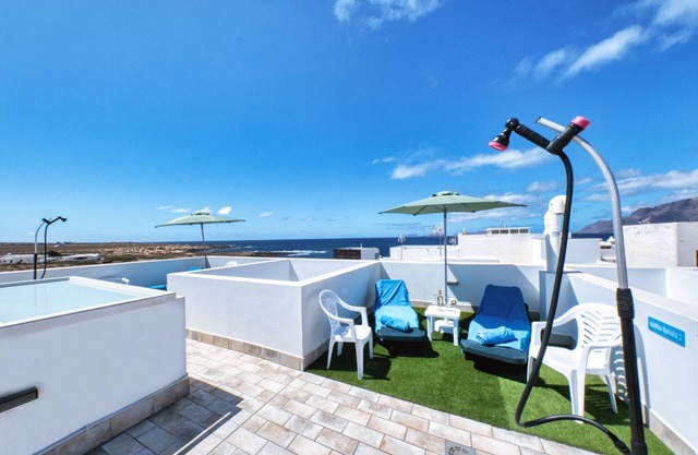 Karma Famara 2 - a 25m del mar, wifi rápido, azotea con vista al mar