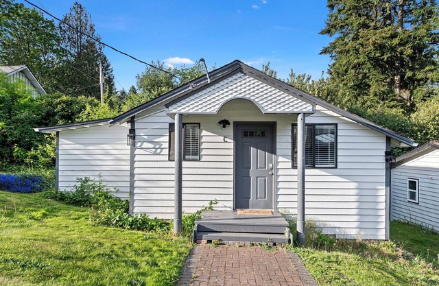 Karmen’s Lake Cottage C