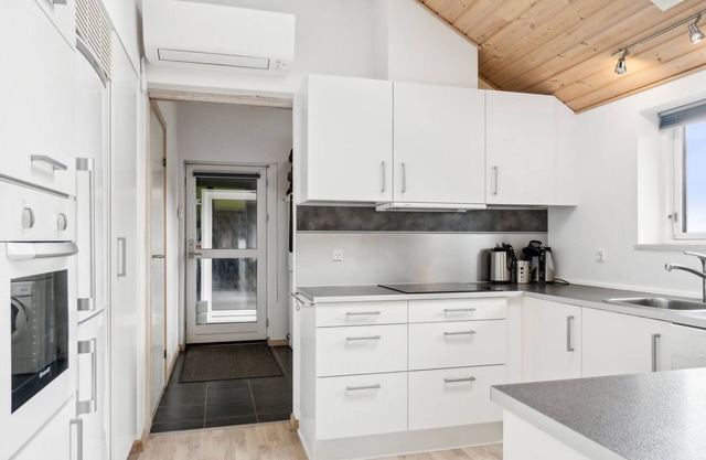 "Karoline" - 400m from the sea by Interhome