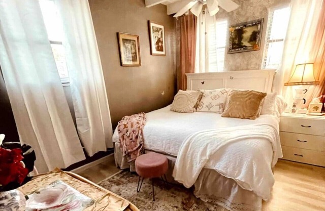 Kasa Karma Paris King Cottage On Water