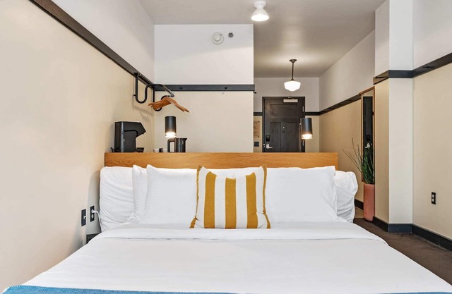 Kasa | Plenty of Nearby Attractions, Cozy Studio | The Maverick