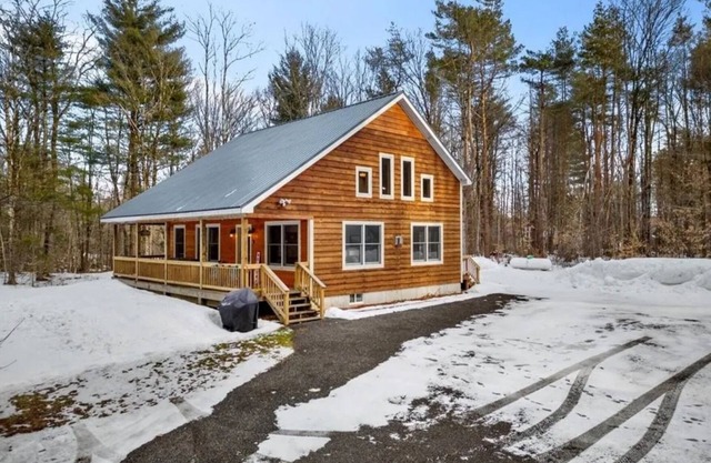 Kasoag Lake lodge-ATV + snowmobile right from your door.Great fishing close by!