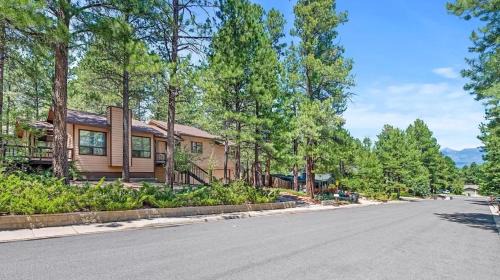 Kathys Cabin, King Bed, Hot Tub, Near-NAU & Downtown attractions, Perfect Year-Round Mountain Getaway