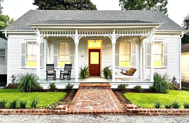 Katie's Cottage | 3/3 Historic Home, Washer/Dryer, Full Kitchen
