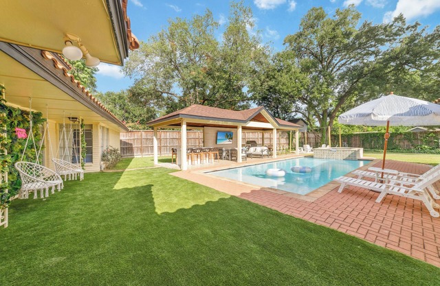 Katy Oasis with Huge Patio, Pool & Game Room