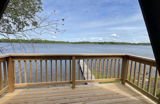 KAWARTHA LAKEFRONT COTTAGE 1 1/2 Hours from downtown Toronto. PRIVACY PLUS!