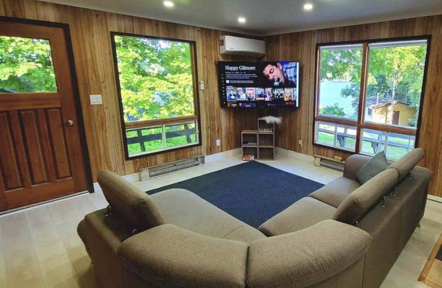 Kawartha lakes cottage with hottub