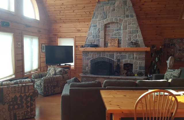 Log Home am Shadow Lake, Coboconk - perfekter Familienplatz, Rasen, Strand und Deck