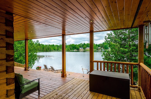 Kawartha Year Round Log Home! Direct Waterfront w/Sauna on the Snowmobile Trails