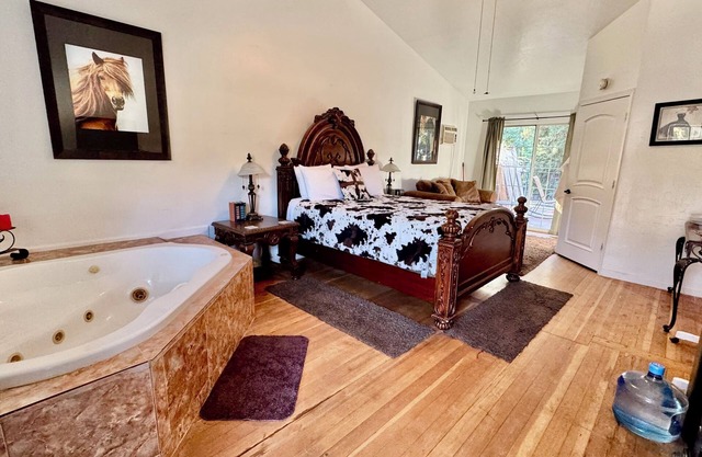 Kaweah River Jacuzzi Room Studio