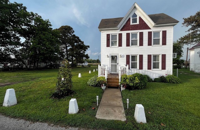 Kayak friendly home on the Chesapeake Bay with bikes, paddle board & golf cart