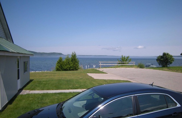 Kayakers Cove überblickt die Munising Bay in die Stadt