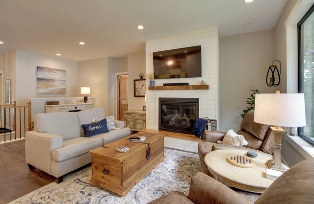 Kayaks & Dock: Lakefront Retreat in Alexandria