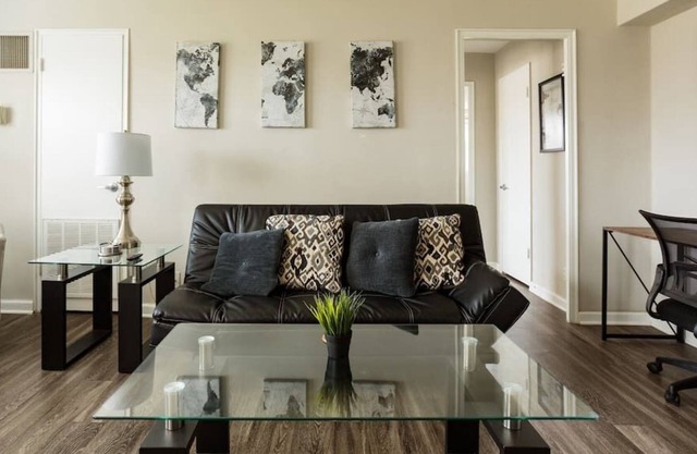 KC Plaza Unit One Bedroom with Gym Pool Parking