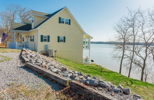 KC's Sunset Chalet Waterfront Home near Land Between the Lakes National Park