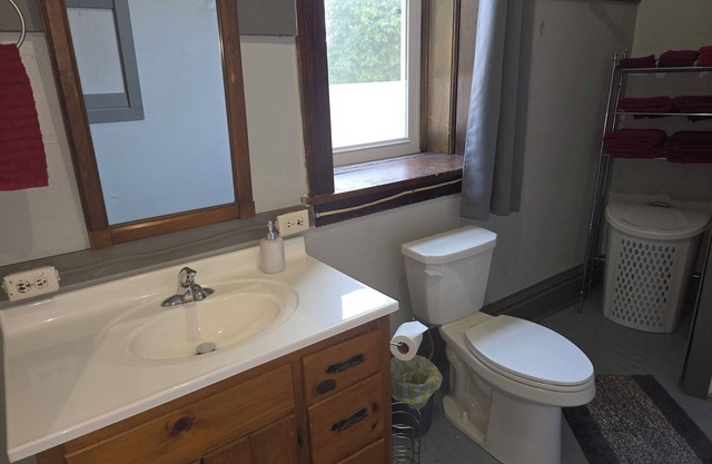 KE/GH Spacious 5-bedroom Dual apartment on the Trail w/WiFi, AC