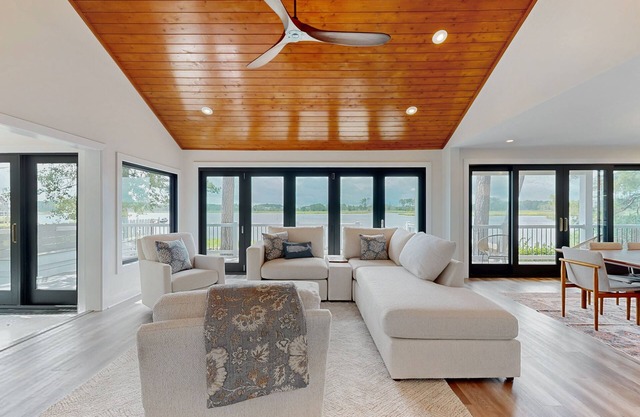 Keen-Wik on the Bay Spacious home w/community boat launch & dock.