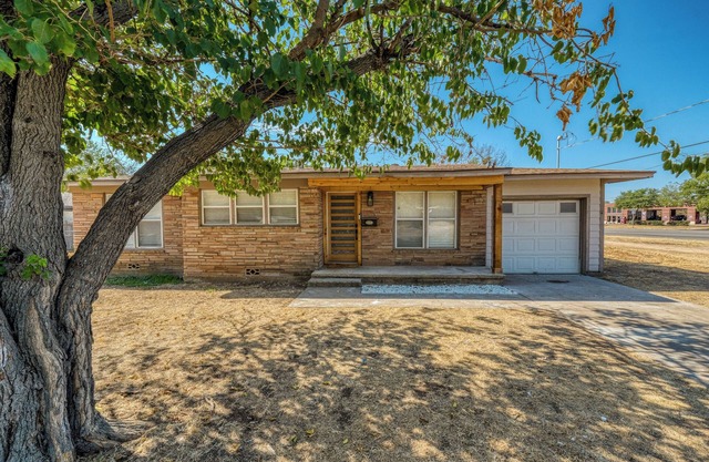 Keep it simple at this peaceful and centrally located house.