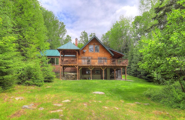 Keewaydin Lodge - Beautiful home on Mooselookmeguntic Lake