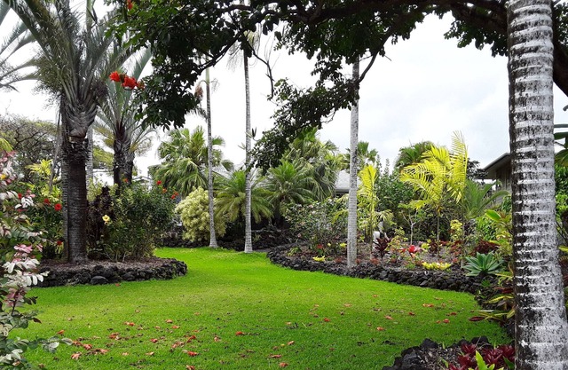 Kehena Beach area home with beautiful yard