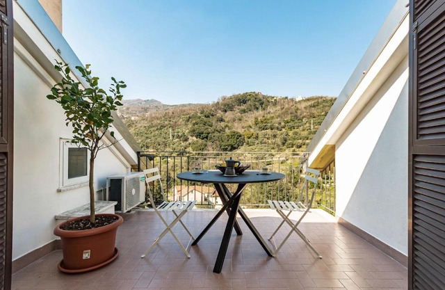 Kejani attic apt Scenic Views, Lux bath, Fast Wi-fi
