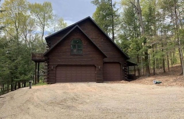 Kelly Lake HideAway-private, lake views, ATV trail Sleeps 8- 4 Beds- 1 Bathroom