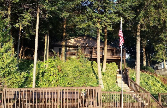 Kelly Lake, Lakefront Rental Cottage