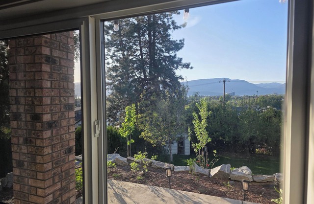 Kelowna Lower Mission 3 bedroom 1 bath GOLF BEACH WINERIES U-PICK SWIMMING