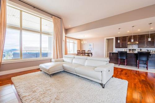 Kelowna Spacious Upper Floor 2BD