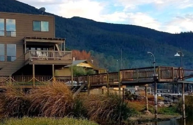 LUXUS AM SEE! 3 STORY, 3 BR / 2B PRIVATE DOCK neben den Soda Hot Springs