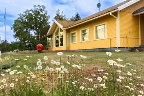 Keltainen talo - tilava huvila lähellä Saloa