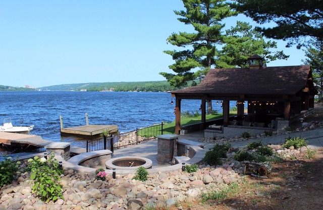 Kemps Rentals Luxuriöses Executive Retreat in Portage Lake-Beach-Feuerstelle und Pavillon