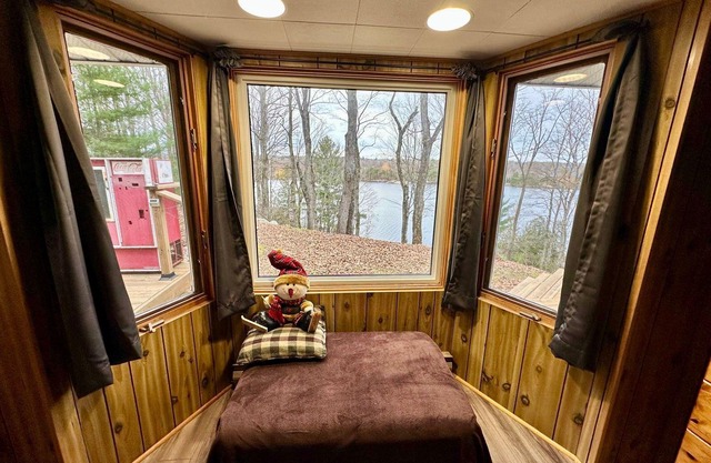 Kennebec Escape: Cozy 4-Season Lakefront Cottage with Stunning Views & Pvt Dock